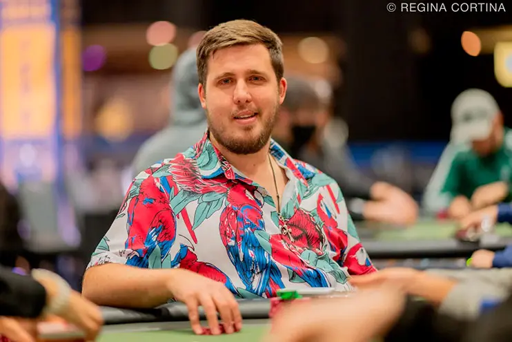 Christian Roberts Presentarse a Las Diferentes Competencias Con Un Tropical Colorido En Sus Atuendos