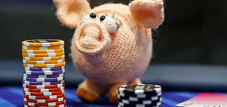 Никита  Киселев талисман поросенок по имени “Ривер”