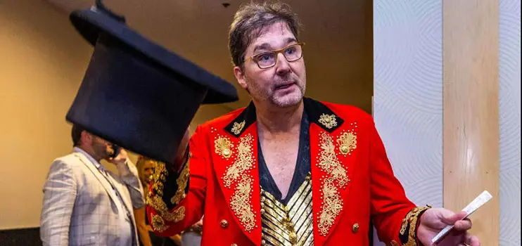 Phil Hellmuth в костюме дрессировщика на WSOP 2023